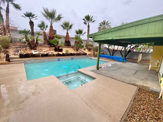 Building Photo - SPACIOUS SINGLE-STORY HOME 3 BEDROOM & 3 B...