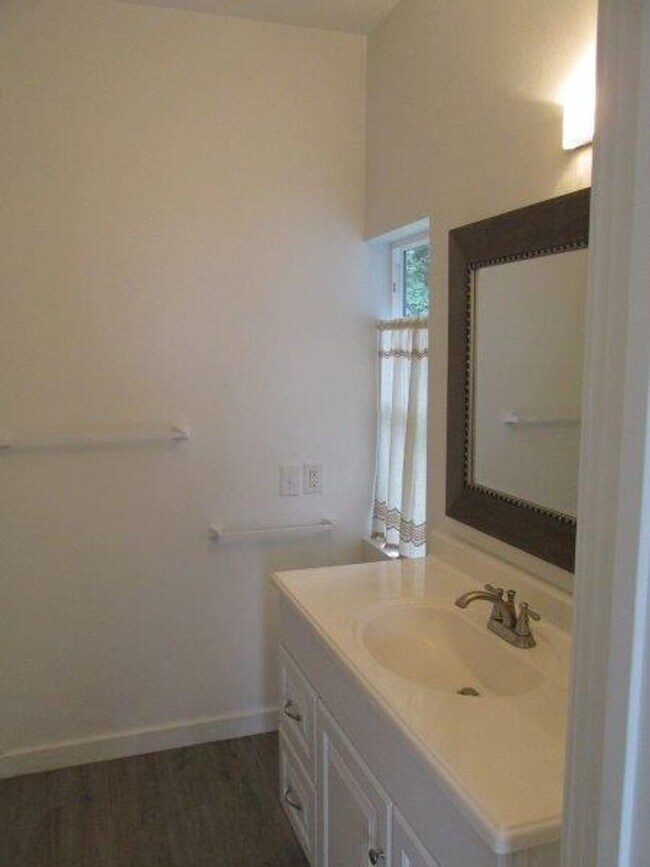 Building Photo - 3 Bedroom House in Mount Vernon