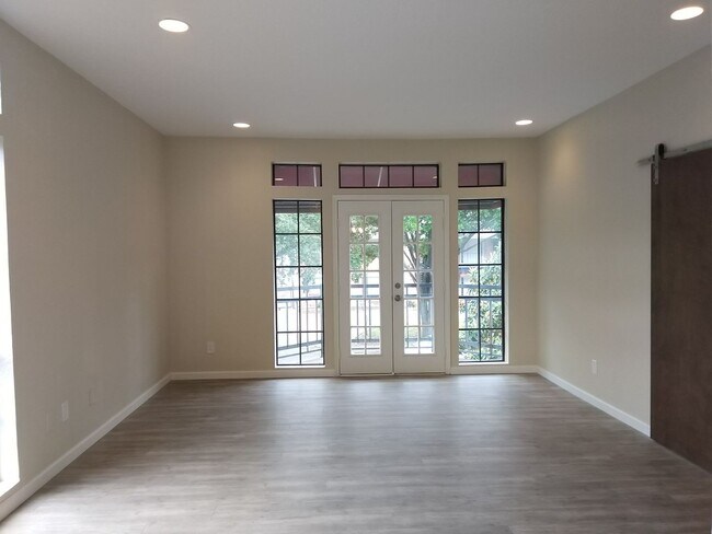 Building Photo - Must see! 1 Bed 1 Bath Condo in Lakewood Village!