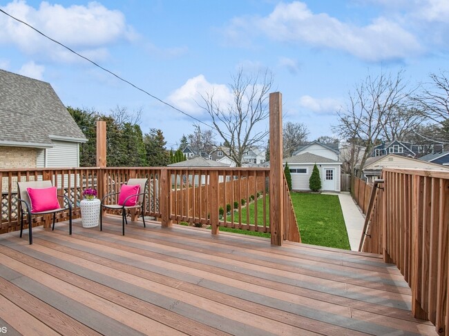 Building Photo - 1025 Dewey Ave