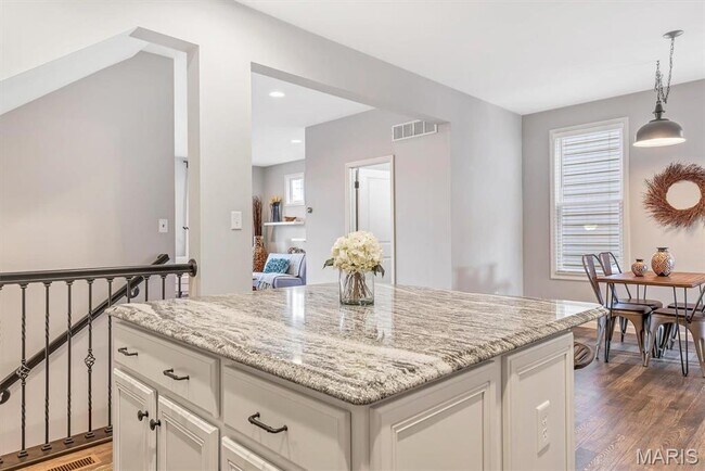 Building Photo - 5044 Arpent St