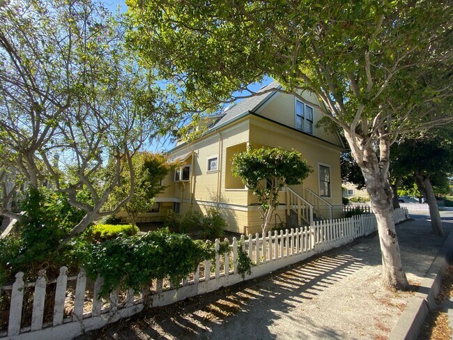 Building Photo - Pacific Grove Historical 3 Bed 2 Bath
