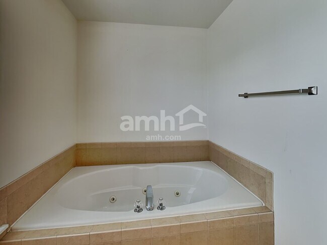 Building Photo - 16438 Fairfield Dr