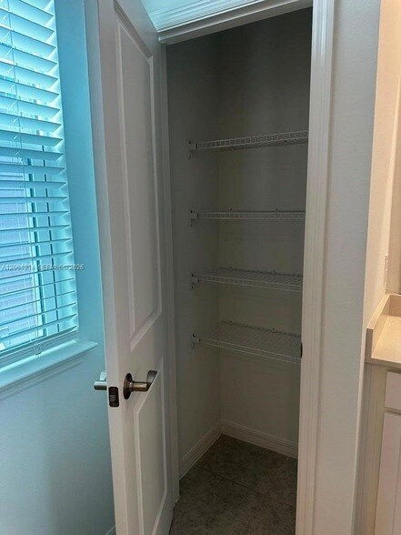 Building Photo - 1828 Shadow Box Bend Unit