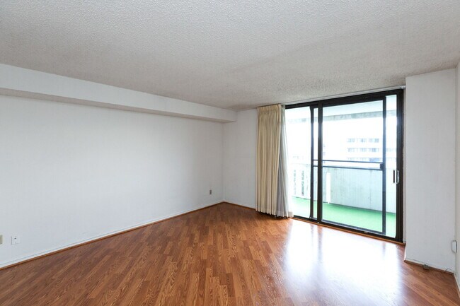 Building Photo - Amazing Opportunity to Rent this well Main...