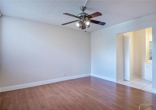 Building Photo - 9410 Live Oak Pl