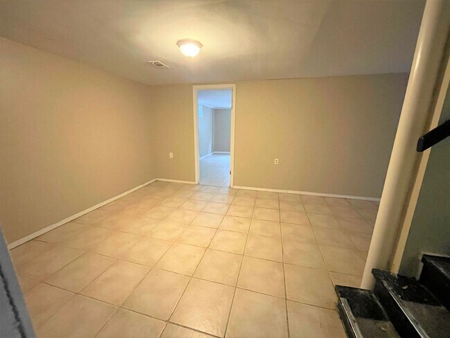 Building Photo - Large Duplex home with giant deck, parking, in quiet neighborhood, Available in June