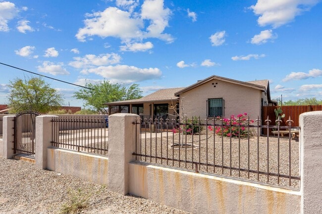 Building Photo - Gorgeous home near UA