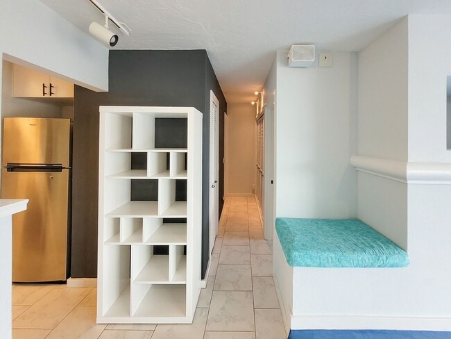 Building Photo - AVAILABLE 11/3/25 1BR / 1Bath / 1Pkg Condo...