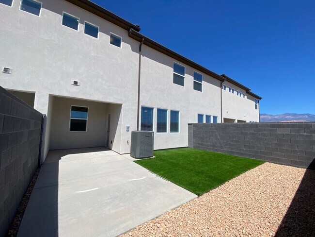 Building Photo - 3 BEDROOM SAND HOLLOW TOWNHOME FOR RENT!