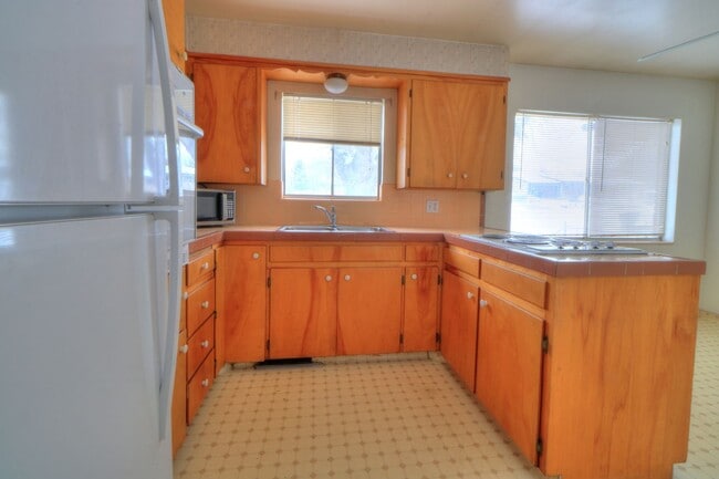 Building Photo - Available immediately 2 bedroom 1 bath in ...