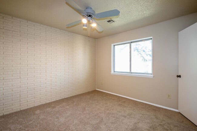 Building Photo - Spacious 3 Bed 2 Bath Condo in Tulsa!