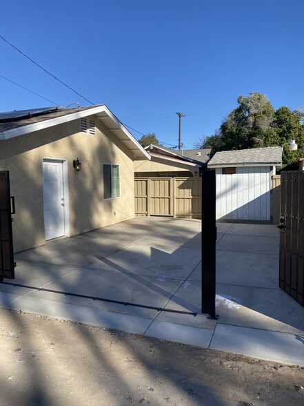 Electrical remote sliding gate. Parking - 697 S 5th St