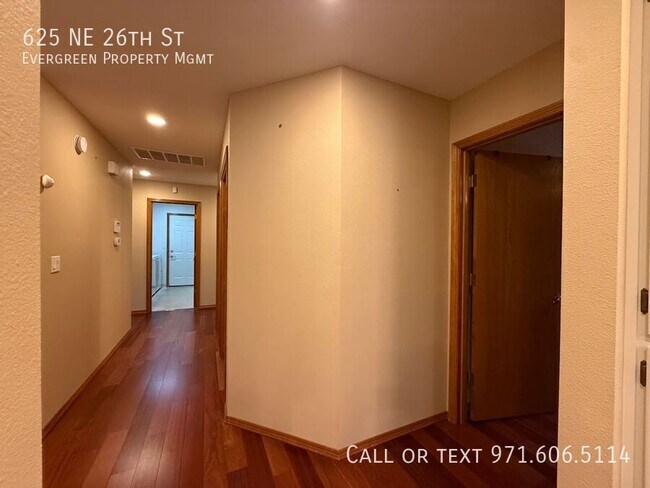 Building Photo - 625 NE 26th St
