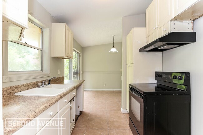 Building Photo - 8645 Samona Dr W
