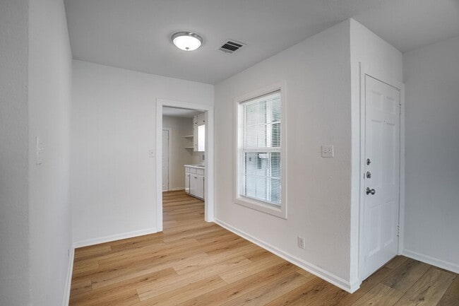 Building Photo - 2933 Moss St