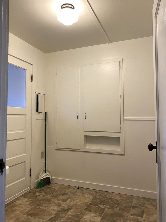 Building Photo - Quaint Hood River Cottage