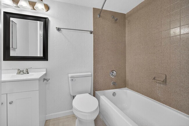 Building Photo - 1120 Lake Shore Dr