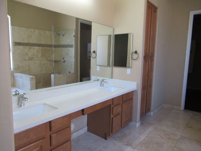 Building Photo - 4 Bedroom Home in Gilbert