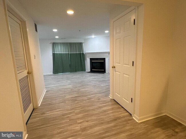 Building Photo - 7300 Rocky Creek Dr