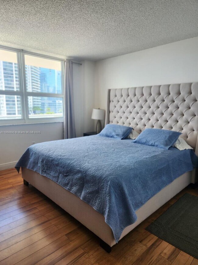 Building Photo - 1155 Brickell Bay Dr