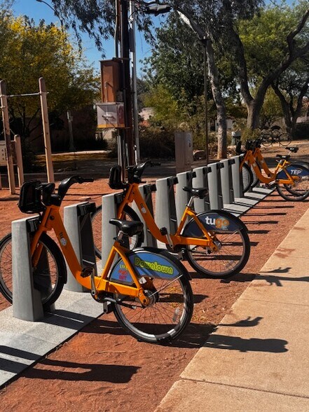 Building Photo - 1512 N Forgeus Ave