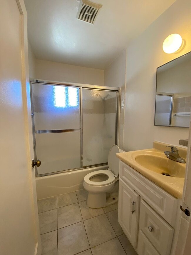 Building Photo - Nice 3 bedroom 1 bath with office Walking ...