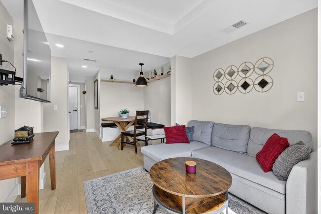 Building Photo - 919 12th St NE