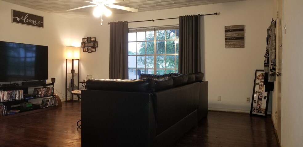 Living Room - 10833 Marchant Cir