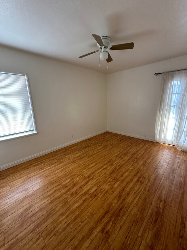 bedroom - 1522 N Sycamore St