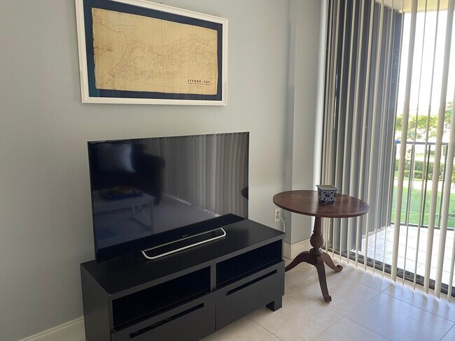 Building Photo - 899 Jeffery St