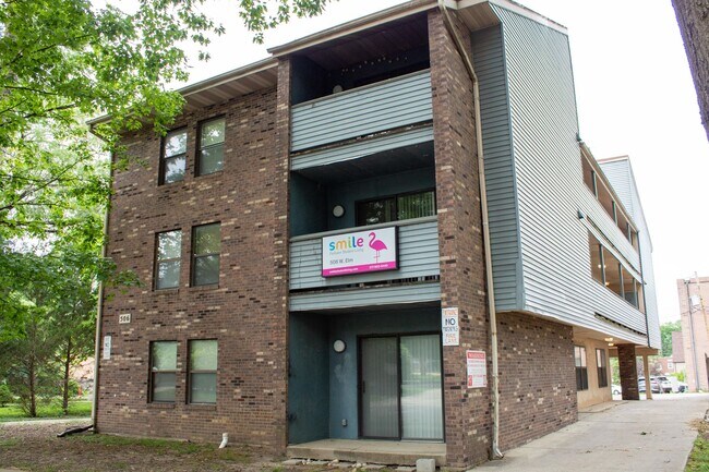 Interior Photo - 506 W Elm St