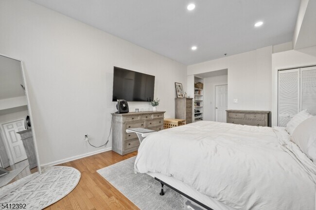 Building Photo - 262 Main St