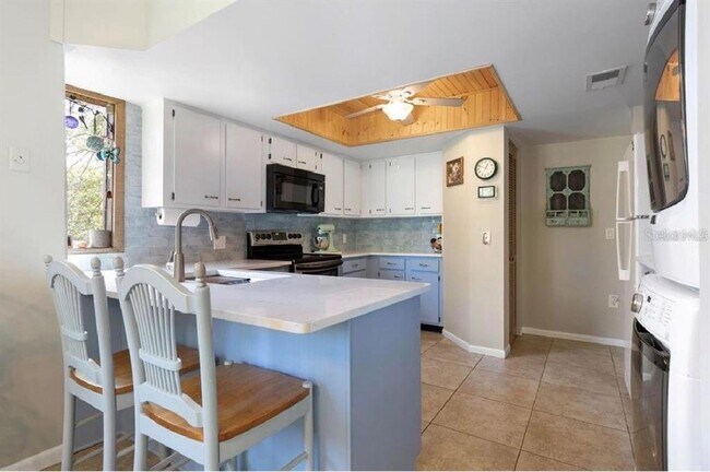 Building Photo - 8 Fairways Cir