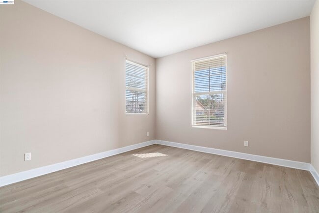 Building Photo - 967 Dainty Ave