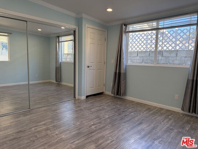 Building Photo - 10006 Samoa Ave