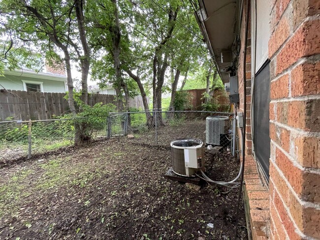 Building Photo - AVAILABLE NOW 2 BEDROOM 1 BATH DUPLEX IN H...