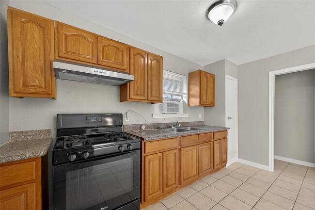 Building Photo - 8814 Manus St