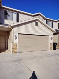 Building Photo - Beautiful Main St. Townhome