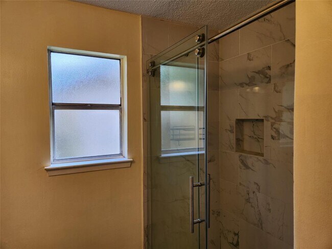 Building Photo - 2223 Sentinal Oaks St