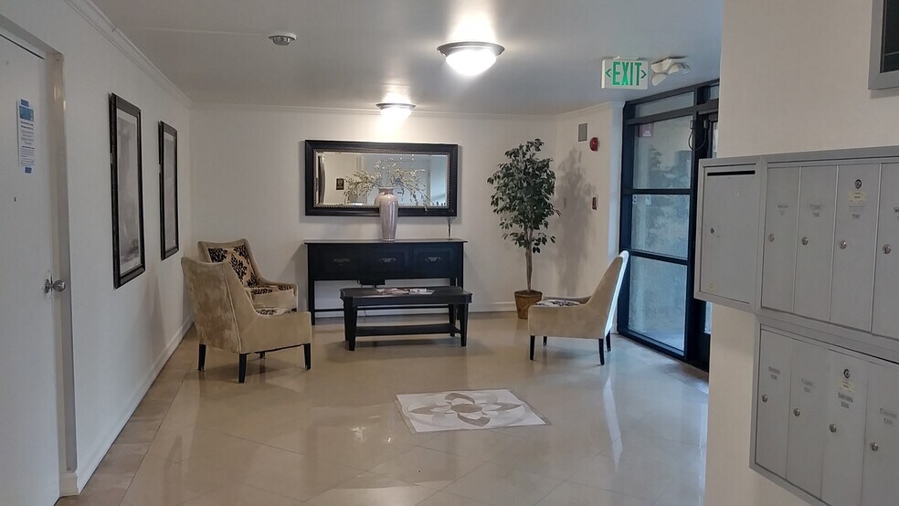 Lobby - 4430 Noble Ave