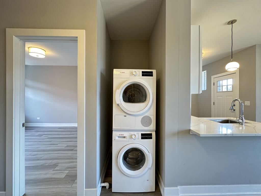 Building Photo - 3934 N Janssen Ave