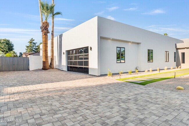 Building Photo - 5540 E Dahlia Dr