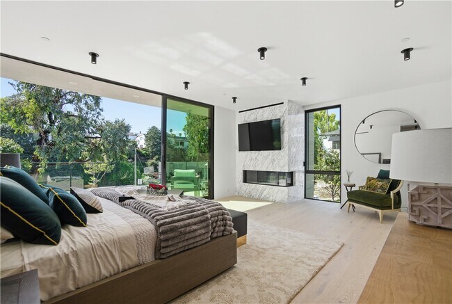 Building Photo - 400 Heliotrope Ave
