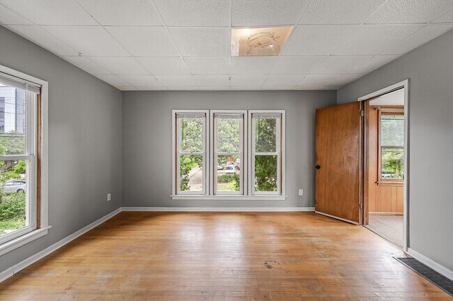 Building Photo - Cute 2BR 1 Bath Apartment Available 8/15