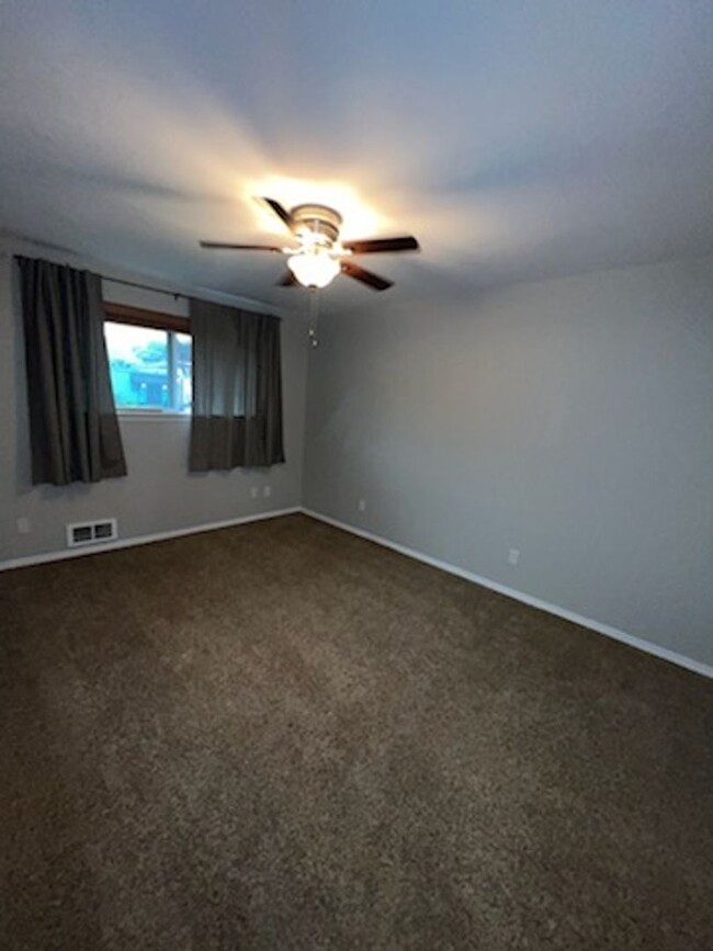 Building Photo - Top floor water front Steilacoom 1 bedroom...