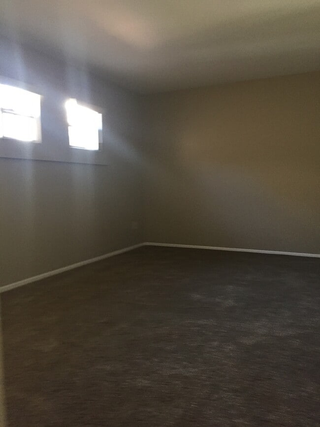Building Photo - Large Condo with 2 bedrooms, 2 baths