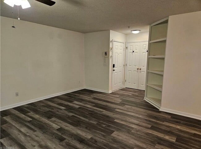 Building Photo - 2nd-level, 2-bedroom, 2-full bath condo