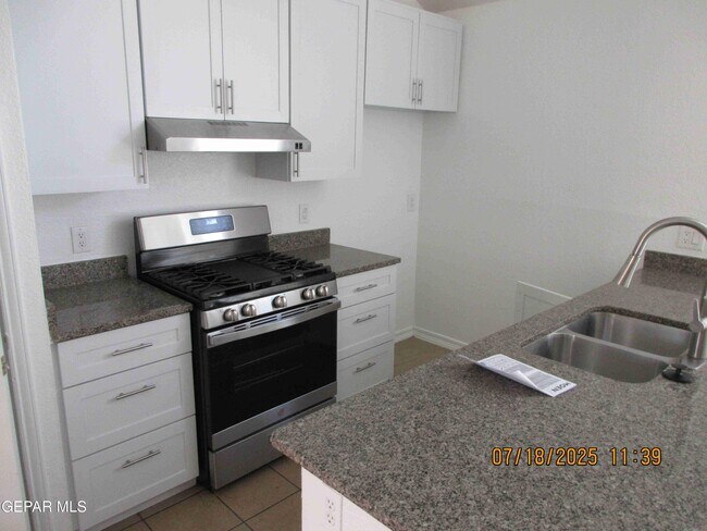 Building Photo - 1465 Sierra De Oro Dr