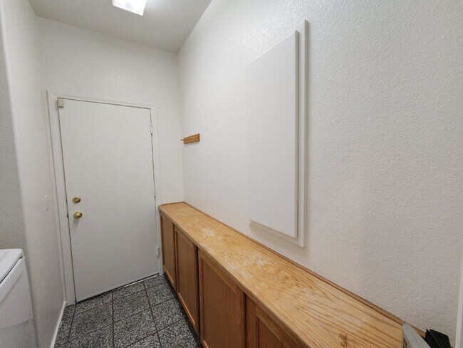 Building Photo - Stunning Five Bedroom home in Shadow Hills.